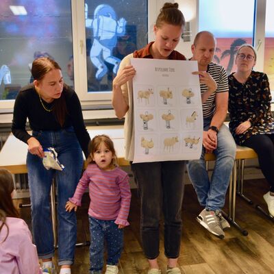 Bild vergr��ern: Elisa Emrath vom beauftragten Architekturb�ro stellte die verschiedenen Auswahlm�glichkeiten der Holzwipptiere vor.