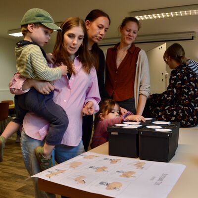 Bild vergr��ern: Kinder und Eltern entschieden gemeinsam per Murmeln, welche Tiere angeschafft werden sollen.