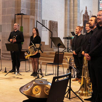 Bild vergr��ern: (von links) Andreas Dengel (Trompete, Orgel), Phillip Grasser (Trompete, Zink), Selina Dengel (Waldhorn), Christian Schneider (E-Gitarre, Synthesizer), Vincent Bockler (Schlagwerk), Mario Heilmann (Tuba, Orgel, Marimbaphone, Schlagwerk, Synthesizer) und Marco Boomgaarden (Euphonium, Orgel, Blaswandler, Alphorn).