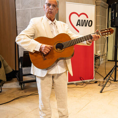 Bild vergr��ern: Musiker Uli Gro�e von der Gruppe �two voices.�