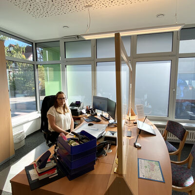Bild vergr��ern: Der Bereich B�rgerservice und Post wurde durch eine r�umliche Abtrennung neu gestaltet, um den Datenschutz f�r Besucherinnen und Besucher des B�rgerservice zu gew�hrleisten. B�rgerservice-Mitarbeiterin Sandy Schuchhardt freut sich �ber die hellen, neuen R�ume.