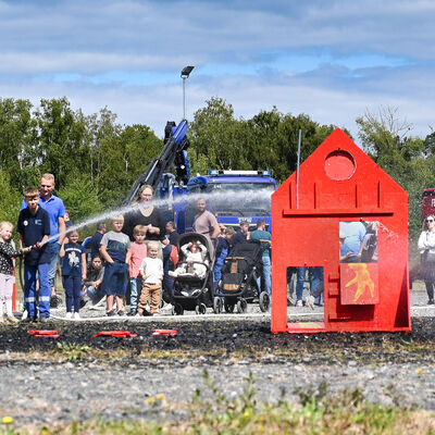 Bild vergr��ern: Die Kinderfeuerwehr �Feuerdrachen� half beim L�schen von einem Papphaus.