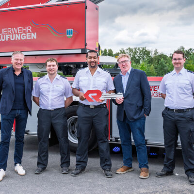 Bild vergr��ern: Schl�ssel�bergabe zur Drehleiter. (von links) Michael T.G. Finken, Vertreter der Drehleiter-Herstellerfirma Rosenbauer, 1. Stellv. Gemeindebrandinspektor Marius Morick, Gemeindebrandinspektor Brian Edokoplor, Erster Beigeordneter Stefan R�ttger und der 2. Stellv. Gemeindebrandinspektor Lars Baumann.