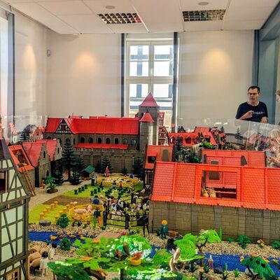 Bild vergr��ern: Das nachgebaute historische Ortsbild aus Playmobil .
