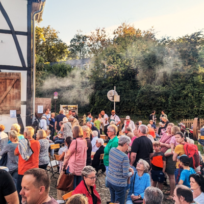 Bild vergr��ern: Fr�hliches Treiben und Bratwurst essen auf dem Innenhof.