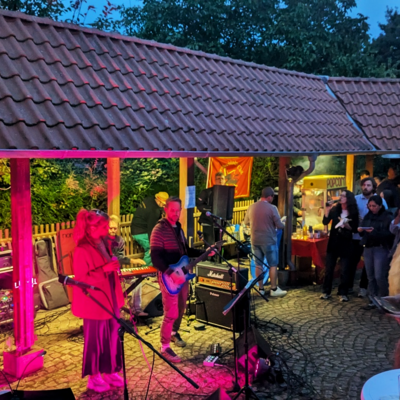 Bild vergr��ern: Die Band �Five Eight� leitet musikalisch den Abend ein.