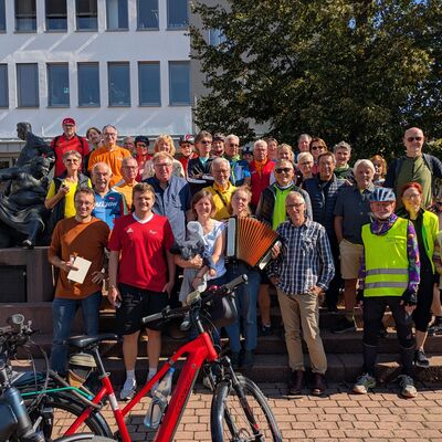Bild vergr��ern: Gruppenfoto der Teilnehmenden vor dem Rathaus der Kunigundengemeinde Kaufungen.