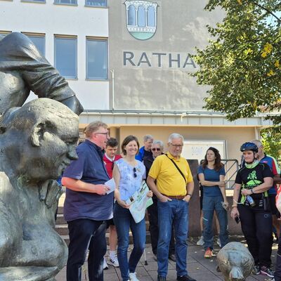 Bild vergr��ern: Begr��ung der Teilnehmenden vor dem Rathaus der Kunigundengemeinde.