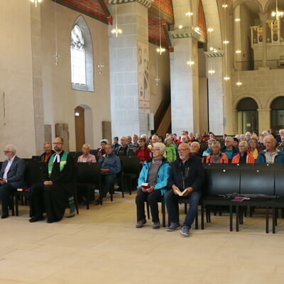 Bild vergr��ern: Die Pilgerwanderung im Rahmen der Jubil�umsveranstaltungen der Stiftskirche begann mit einem gemeinsamen Gottesdienst. 