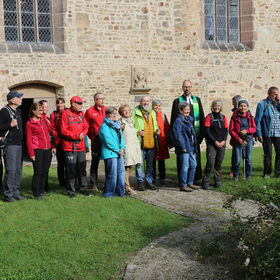Bild vergr��ern: Jede der eingeteilten Wandergruppen wurde mit einem Segen auf den Weg geleitet.