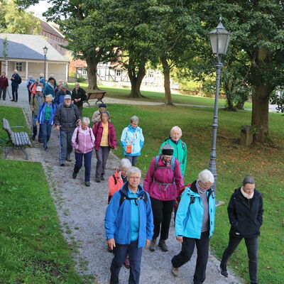 Bild vergr��ern: Die Ev. Kirchengemeinde Oberkaufungen und der Hessisch-Waldeckische Gebirgs- und Heimatverein Oberkaufungen 1886 e.V freuten sich �ber die hohe Zahl der Anmeldungen. 