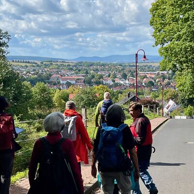 Bild vergr��ern: Unterwegs boten sich herrliche Ausblicke auf die Stiftskirche und den Ortsteil Oberkaufungen.