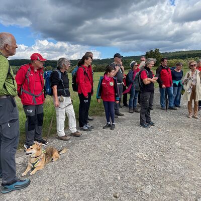 Bild vergr��ern: An besonderen Wegstellen gab es ein Innehalten mit Impulsen zum Nachdenken, die hier von Pfarrerin Dr. Christina Bickel vorgelesen wurden.