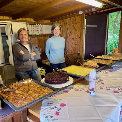 Bild vergr��ern: Leckerer Kuchen und duftender Kaffee sowie fr�hliche Helfende des Wandervereins erwarteten die Pilgerer.