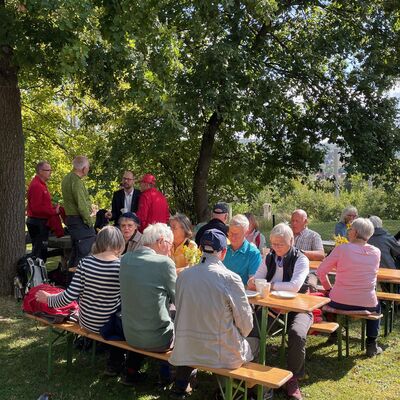 Bild vergr��ern: Bei netten Gespr�chen vor der H�tte und unter B�umen klang der Nachmittag in geselliger Weise aus.