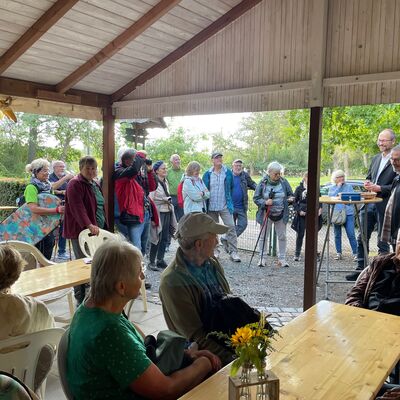 Bild vergr��ern: Nach kurzen Abschlussworten begann der gem�tliche Teil der Wanderung.