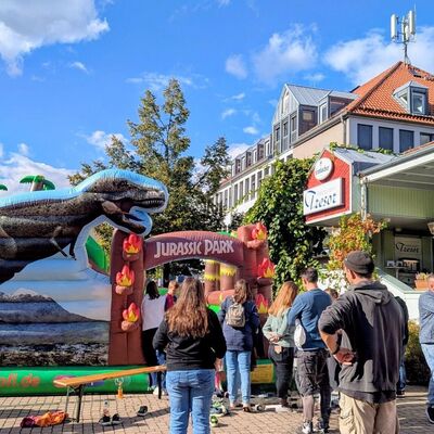 Bild vergr&ouml;&szlig;ern: Großes Vergnügen auf der Hüpfburg.