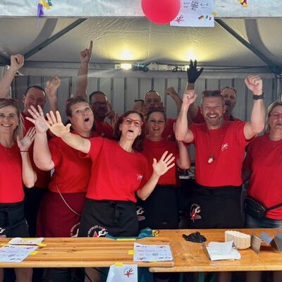 Bild vergr&ouml;&szlig;ern: Die Lossesterne organisierten den diesjährigen Stand für Kaufungen und begeisterten mit guter Laune und originellen Späßen.