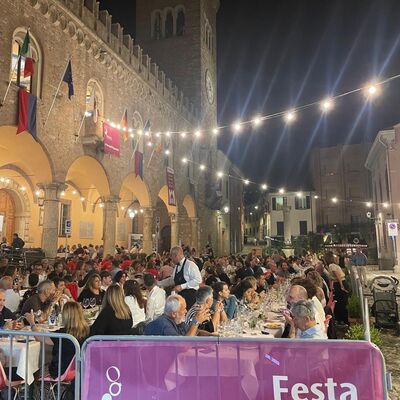 Bild vergr&ouml;&szlig;ern: Die Piazza vor dem Rathaus bot für mehrere Tage eine große Bühne für die vielen Festbeiträge.