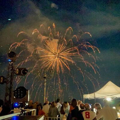 Bild vergr&ouml;&szlig;ern: Zum krönenden Abschluss versetzte das Feuerwerk hoch über der weiten Ebene Gäste und Einheimische in Staunen.