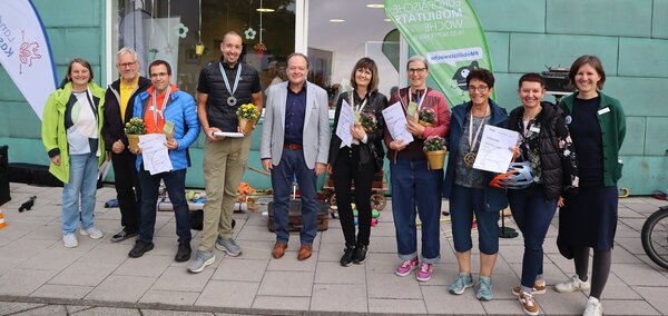 Diese Frauen radelten dieses Jahr am weitesten: Carmen Jelinek (Zweite von rechts), daneben Dagmar Damm und Elke Nolte. In der Sparte »Beste Männer« wurde Tim Holzapfel (fehlt auf dem Bild) mit Gold ausgezeichnet, Christian Rudatzki (Vierter von links) mit Silber und Daniel Schröder (Dritter von links) mit Bronze.