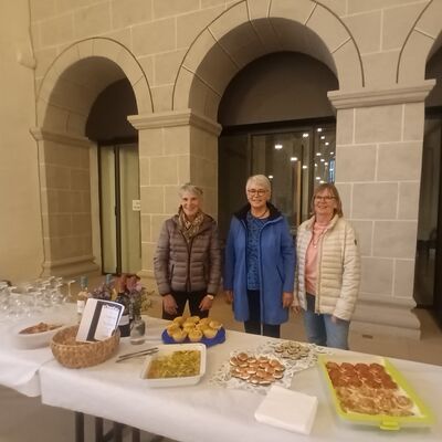 Bild vergr&ouml;&szlig;ern: Den Imbiss des "Freundeskreises für Kirchenmusik" reichten v.l. Heike Bröring, Inge Reinhold und Petra Gerhold.