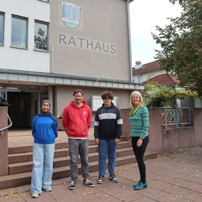 Bild vergr��ern: Der zweite Teil der Gruppe. Von links: Fatima Tajek, Jan Bandulewitz, Jan Ebert und Christa Ment (Fachbereichsleitung Betreuung, Bildung, Jugend & Soziales).