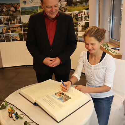 Bild vergr&ouml;&szlig;ern: Der Eintrag in das Goldene Buch der Kunigundengemeinde Kaufungen war für Nina Engelhard ein emotionaler Moment.