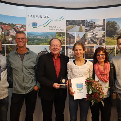 Bild vergr&ouml;&szlig;ern: Von rechts: Bruder Nico Engelhard, Mutter Kerstin Engelhard, Nina Engelhard, Bürgermeister Arnim Roß, Vater Andreas Engelhard und Trainer Udo Engelbrecht (PSV Grün-Weiß Kassel).