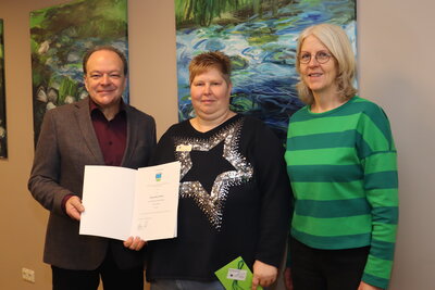 Bild vergr��ern: Freuen sich �ber 25 Dienstjahre: v.l. B�rgermeister Arnim Ro�, Natascha Erfurt, Stellvertretende Leitung der Kita Sternschnuppe und Christa Ment, Fachbereichsleitung Betreuung, Bildung, Jugend & Soziales.
