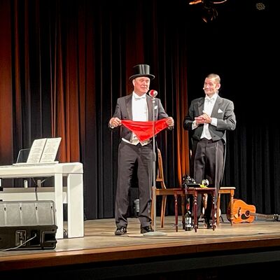 Bild vergr��ern: Florian Brauer und Urban Beyer nahmen in humorvoller Weise musikalisch das m�nnliche Rollenverst�ndnis ins Visier.