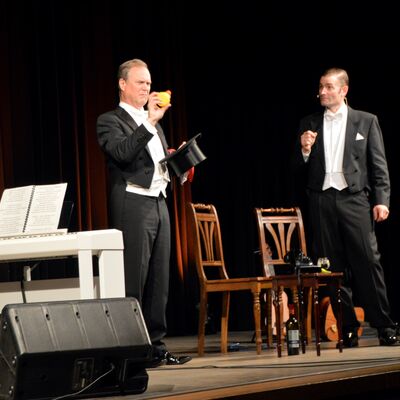 Bild vergr��ern: Mit Witz und Charme und Zaubertricks unterhielten sie ihr Publikum auf charmante Weise.