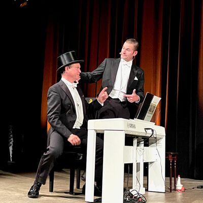 Bild vergr��ern: Das Herren-Duo �berzeugte mit beeindruckendem Gesangstalent und virtuosem Instrumentenspiel.