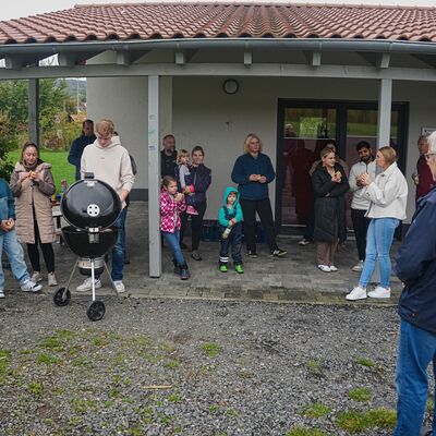 Bild vergr��ern: Gem�tliche Grillrunde. Abfall kam nat�rlich sofort in den Papierkorb.