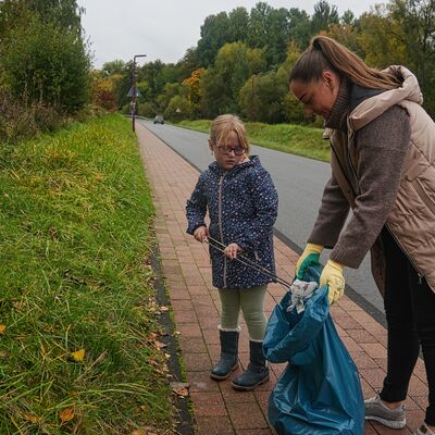 Bild vergr��ern: Kate ist mit Mama Nathalie am Festplatz auf Suche.