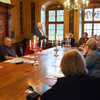 Herausgeber Dr. Udo Schlitzberger stellte im Rittersaal den Sammelband: »Die Althessische Ritterschaft und das Stift Kaufungen« vor.