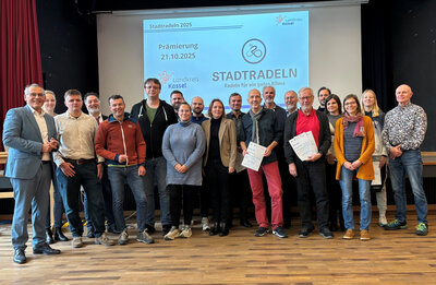Bild vergr��ern: F�r die Aktion Stadtradeln 2025 wurden die teilnehmenden Kommunen von Landrat Andreas Siebert geehrt. Ganz vorne auf dem Siegertreppchen dabei: Die Kunigundengemeinde Kaufungen.