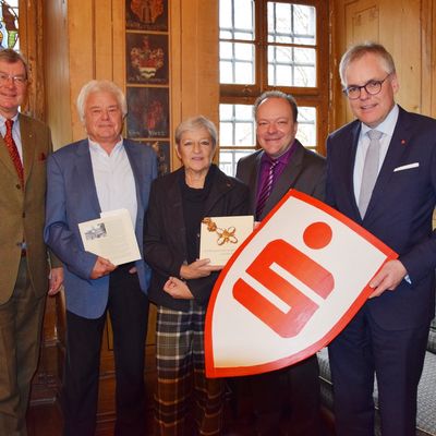 Bild vergr��ern: Freuten sich �ber 168 reich bebilderte Seiten mit Artikeln verschiedener AutorInnen zu interessanten Themen rund um die Ritterschaft.