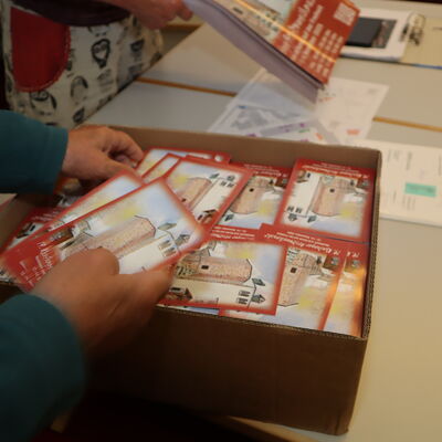 Bild vergr��ern: Die Plakate und Flyer f�r 2025 sind da. Wie es Tradition ist, wurde daf�r von K�nstler Horst Gsegnet eine weihnachtliche Szene in Kaufungen gemalt, das originale Bild wird als Hauptgewinn in der Tombola verlost.