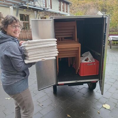 Bild vergr��ern: Eine gelungene Kooperation verschiedener Vereine: Mit dem Klara-Lastenrad wurden St�hle vom Tagungshaus der Kommune Niederkaufungen zum Veranstaltungsraum von Dorfleben Kaufungen e.V. gebracht (im Bild: Annette Birk).