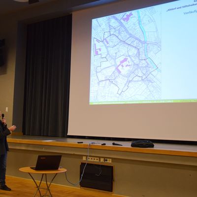 Bild vergr��ern: Uwe H�ger vom B�ro akp Stadtplanung und Regionalentwicklung erl�uterte die Konzeptplanung f�r eine nachhaltige und zukunftsweisende Entwicklung der Altd�rfer Nieder- und Oberkaufungen.