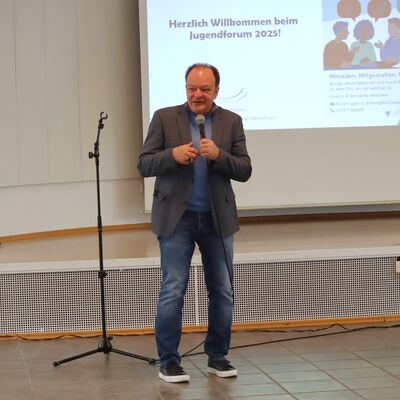 Bild vergr��ern: B�rgermeister Arnim Ro� sagte �Es ist wichtig, dass sich junge Menschen wie ihr einbringen.�