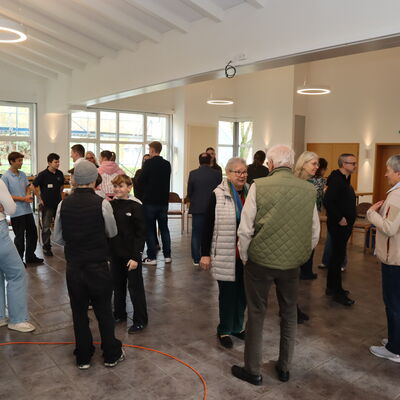 Bild vergr��ern: Zur Auflockerung eine �bung mit zwei Fragen: �Was w�rdest du in Kaufungen ver�ndern, wenn du B�rgermeister oder B�rgermeisterin w�rst? Was w�re das verr�ckteste Projekt, das du umsetzen w�rdest?�