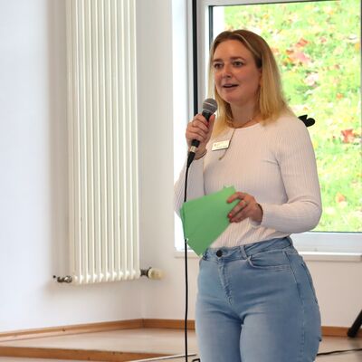 Bild vergr��ern: Hannah Dreher hatte gute Neuigkeiten: �Die Baugenehmigung f�r den Pumptrack ist da�.