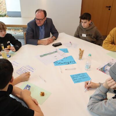 Bild vergr��ern: Im Gespr�ch mit B�rgermeister Arnim Ro� am Thementisch �Sport und Bewegung