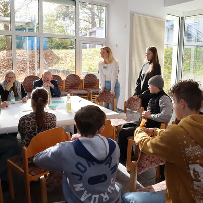 Bild vergr��ern: Zum Abschluss wurden an jedem Thementisch alle Ideen und Vorschl�ge gemeinsam besprochen.