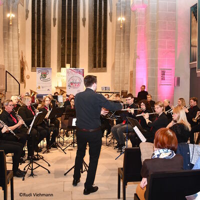 Bild vergr��ern: Dirigent Mario Heilmann.