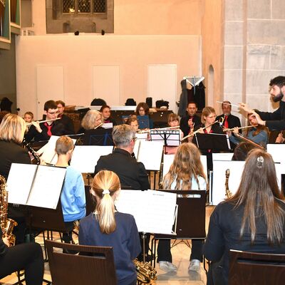 Bild vergr��ern: Orchesterleiter Leander Heise dirigierte die Spielgemeinschaft und das Nachwuchsorchester.