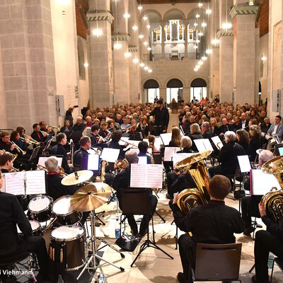 Das Gesamtorchester in dem historischen Ambiente der Stiftskirche.