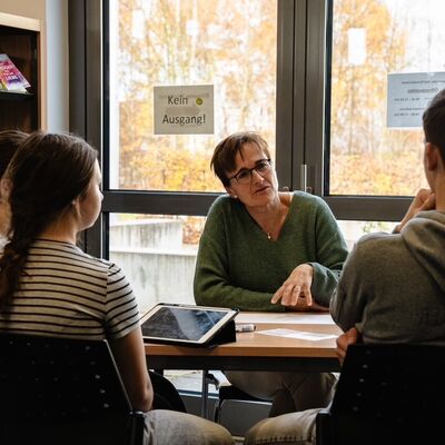 Bild vergr��ern: Conny Scheutzel spricht mit den Jugendlichen �ber das Leben in der DDR und den Wert von Meinungsfreiheit.